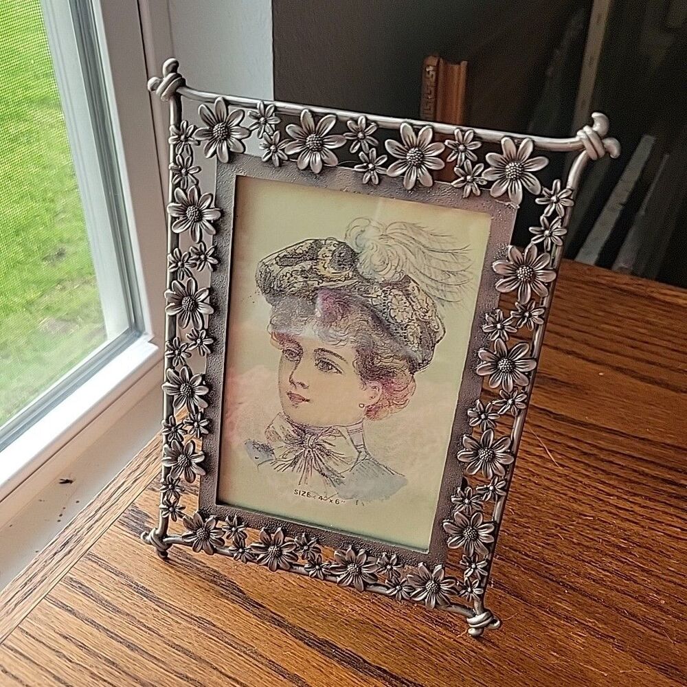 Vtg Beautiful Pewter Silver Tone Farmhouse Daisy's Floral Design 4x6 Photo Frame